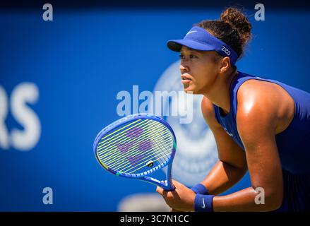 Naomi Osaka du Japon attend le service de Jelena Ostapenkos lors de la troisième ronde de l’Open de la Banque nationale au stade IGA le 1er août 2025 à Montréal, Canada. Photo de Mathieu Belanger/AFLO) Banque D'Images