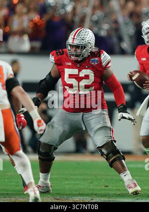 (PHOTOS)..former Ohio State Buckeyes (52) Wyatt Davis est projeté d'aller au 1er ou 2e tour de la draft 2021 de la NFL, ici il est photographié le 28 décembre 2019 contre les Clemson Tigers, la draft de la NFL aura lieu à Cleveland, Ohio le 29 avril 2021...(crédit obligatoire : Jose / MarinMedia.org / Cal Sport Media) (photographe complet absolu, et crédits requis)(crédit image : &copy ; Jose / Marinmedia.Org / Cal Spor/CSM via ZUMA Wire) Banque D'Images