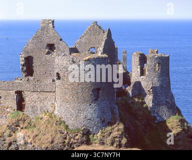 Vue sur château et la mer, le château de Dunluce, comté d'Antrim, en Irlande du Nord, Royaume-Uni Banque D'Images