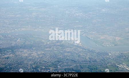 Vue aérienne de la Tamise comme il coule entre Belvedere, Abbey Wood, Dagenham et Coldharbour - quartiers industriels de l'est de Londres sur un S ensoleillé Banque D'Images