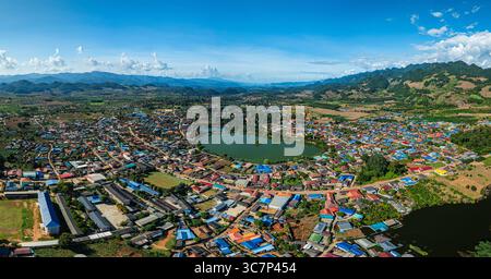 Paisible Lakeside Village sur la frontière thaïlandaise–birmane.Une vue aérienne à couper le souffle capture Baan Arunothai, un village de montagne serein niché à côté d'un calme Banque D'Images