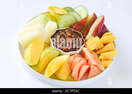 Gros plan sur le Rujak (Roejak), un plat traditionnel indonésien composé de fruits et légumes frais assortis, disposés sur une assiette blanche. Banque D'Images