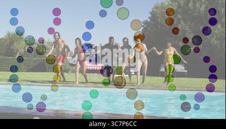 Groupe de course de six amis portant des maillots de bain à la terrasse de la piscine dans le jardin, avec table de pique-nique à carreaux Banque D'Images