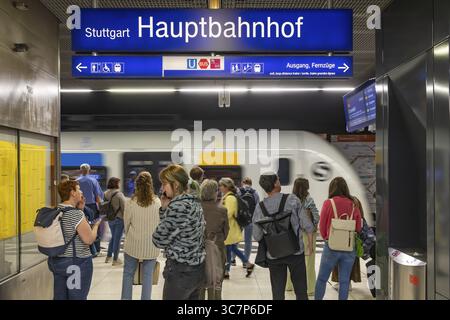 Gare centrale de Stuttgart avec S-Bahn. Les gens sur le quai attendant leur train. Stuttgart, Bade-Wuerttemberg, Allemagne Banque D'Images