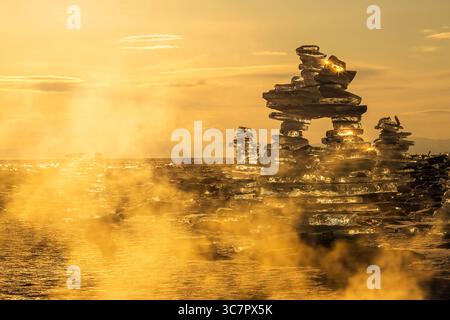 Coucher de soleil reflété dans un grand bloc de glace hummock sur l'arrière-plan du lac gelé. Banque D'Images