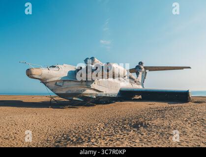 Oublié LUN-class ekranoplan repose sur une plage de sable le long de la mer Caspienne au Daghestan, en Russie Banque D'Images