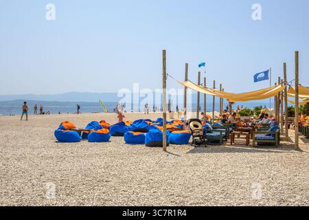 Brac, Croatie - 11 juin 2025 : plage de Zlatni Rat (Corne d'Or) à bol sur l'île de Brac, Croatie Banque D'Images
