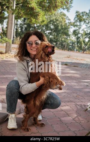 Anglais Cocker Spaniel marchant avec le propriétaire dans le parc Banque D'Images