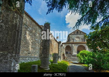 L'imposante façade avec des détails architecturaux romans et gothiques, le portique et la rosace de l'abbaye cistercienne de Casamari. Veroli, Lazio Banque D'Images