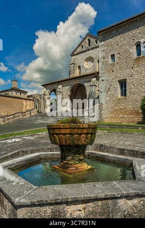 Fontana couverte de mousse dans le jardin de l'abbaye de Casamari, monastère cistercien de l'an 1203. Veroli, province de Frosinone, Latium, Italie Banque D'Images