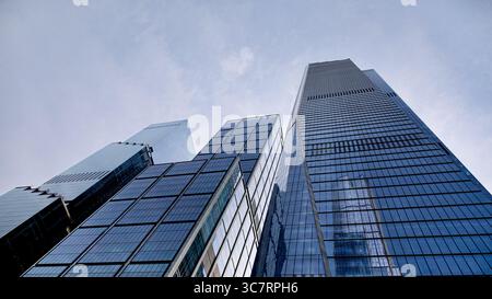 En regardant vers les 35 yards Hudson et les tours revêtues de verre, cette perspective West Side Manhattan met en valeur les gratte-ciel élégants de New York sous un ciel dégagé. Banque D'Images