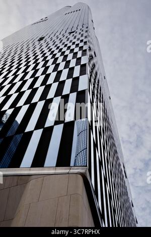 Admirez les 35 Hudson Yards survolant le West Side de Manhattan, sa façade vitrée reflétant le dynamisme de la ville de New York et son esprit urbain moderne. Banque D'Images