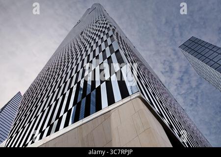 Admirez l'impressionnante façade en verre de 35 Hudson Yards sur le West Side de Manhattan car elle reflète l'horizon urbain dynamique et le paysage urbain contemporain ci-dessous. Banque D'Images