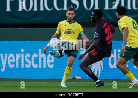 Ivo Pinto de Fortuna Sittard et Victor Boniface de Bayer Leverkusen se battent pour le ballon lors du match amical de pré-saison entre Fortuna Sittard Banque D'Images