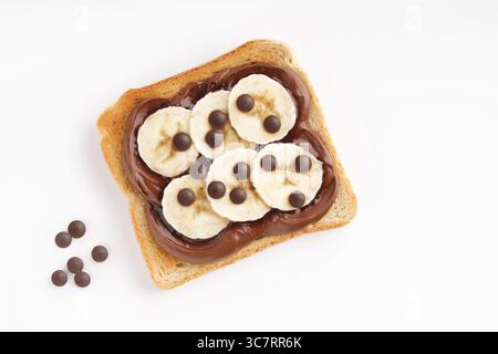 Pain grillé sucré au beurre au chocolat et aux bananes. Plat, copyspace. Banque D'Images