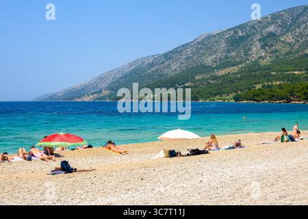 Brac, Croatie - 11 juin 2025 : plage de Zlatni Rat (Corne d'Or) à bol sur l'île de Brac, Croatie Banque D'Images