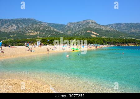 Brac, Croatie - 11 juin 2025 : plage de Zlatni Rat (Corne d'Or) à bol sur l'île de Brac, Croatie Banque D'Images