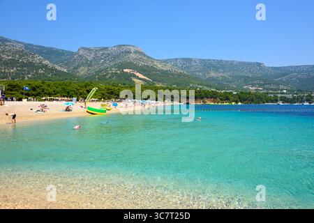 Brac, Croatie - 11 juin 2025 : plage de Zlatni Rat (Corne d'Or) à bol sur l'île de Brac, Croatie Banque D'Images