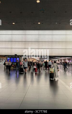 BARCELONE, ESPAGNE- 29 MAI 2024 : terminal moderne spacieux à l'aéroport international El Prat de Barcelone avec passagers et infrastructure de voyage Banque D'Images