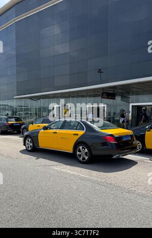 BARCELONE, ESPAGNE- 29 MAI 2024 : taxis qui attendent devant la zone des arrivées de l'aéroport El Prat de Barcelone, prêts à prendre en charge les passagers Banque D'Images