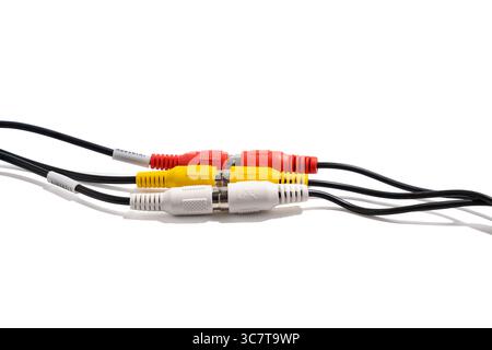 Câble AV RCA trio. Gros plan d'un câble RCA AV blanc, jaune et rouge. Les fiches sont disposées côte à côte sur un fond blanc. Banque D'Images