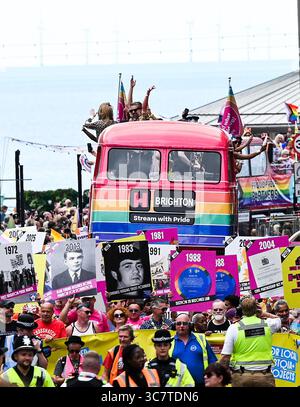 Brighton UK 2 août 2025 - des milliers de personnes participent au défilé et aux célébrations de la Brighton & Hove Pride ce week-end. Reconnu comme le festival international de la fierté le plus populaire, Brighton & Hove Pride attire un public diversifié du monde entier et est UKÕs attraction touristique annuelle la plus populaire de la ville : Credit Simon Dack /Alamy Live News Banque D'Images