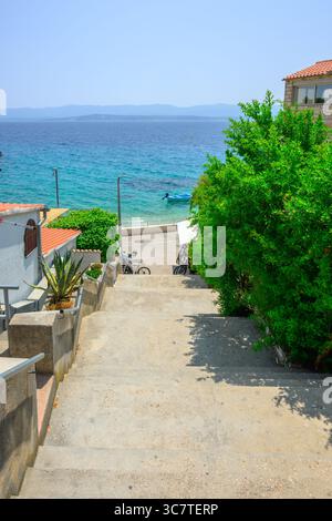 Escaliers vers la mer dans la ville de bol sur l'île de Brac. Croatie Banque D'Images