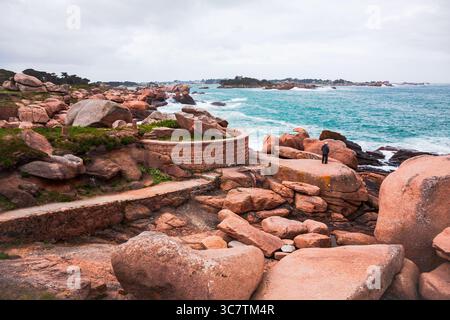 Côte de granit rose de Ploumanach près de Perros-Guirec, joyau breton et haut lieu touristique avec ses rochers caractéristiques en Bretagne, France Banque D'Images