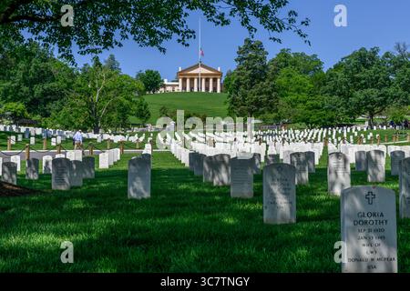 Une messe de pierres tombales au cimetière national d'Arlington avec Arlington House en arrière-plan. Arlington, Virginie États-Unis d'Amérique, États-Unis. Banque D'Images