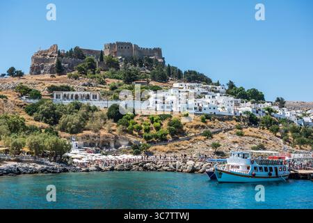 Lindos village Acropole et vue panoramique sur la plage dans l'île de Rhodes, Grèce. Banque D'Images