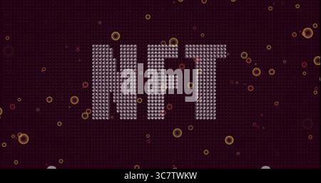 Affichage du texte NFT composé de sphères métalliques sur fond de code marron, avec des cercles flottants Banque D'Images