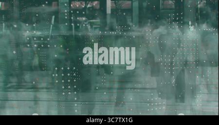 Des silhouettes floues derrière un verre vert dans le hall, des grilles flottantes de cercles et de carrés Banque D'Images