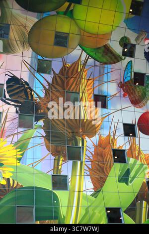 Rotterdam, pays-bas 16-07-25. Intérieur de la salle de marché (Mark Thal). Tout le plafond a été décoré avec des peintures colorées de la nature Banque D'Images