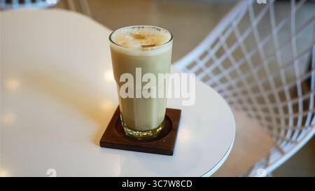 Thé au lait glacé dans un café Banque D'Images