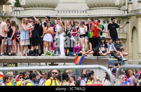 Brighton UK 2 août 2025 - des milliers de personnes participent au défilé et aux célébrations de la Brighton & Hove Pride ce week-end. Reconnu comme le festival international de la fierté le plus populaire, Brighton & Hove Pride attire un public diversifié du monde entier et est UKÕs attraction touristique annuelle la plus populaire de la ville : Credit Simon Dack /Alamy Live News Banque D'Images