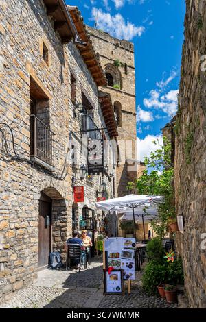 Vue pittoresque d'une rue dans la vieille ville, Ainsa, Aragon, Espagne Banque D'Images