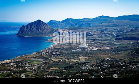 Photo regardant vers le bas au-dessus de Trapani, Italie avec le soleil qui se lève sur les montagnes. Banque D'Images