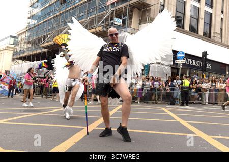 Brighton, ville de Brighton et Hove, East Sussex, Royaume-Uni. Brighton Pride 2025 Parade où des milliers de supporters ont acclamé le long de la route.. 2 août 2025 David Smith/Alamy Banque D'Images
