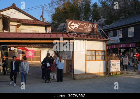 YOSHINO, JAPON – 9 avril 2025 - vue du téléphérique Yoshino Ropeway reliant la gare de Yoshino à Yoshinoyama pendant la saison des cerisiers en fleurs. Yoshino est un Banque D'Images