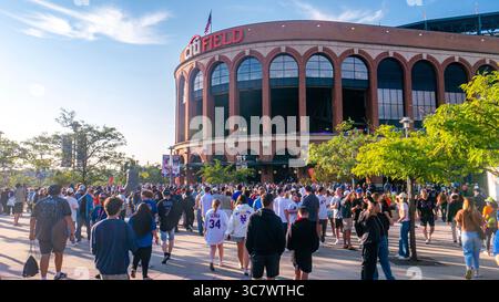 New York City, New York, États-Unis. 1er août 2025. Les fans de baseball se rassemblent devant Citi Field dans le Queens, New York City, New York, avant un match de baseball entre les mets de New York et les Giants de San Francisco. Les Giants ont gagné, 4-3. Crédit : Stu Gray/Alamy Live News Banque D'Images