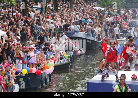 Amsterdam, pays-Bas. 02 août 2025. AMSTERDAM, PAYS-BAS - 2 AOÛT : fêtards on the Boat célèbre la Parade LGBTQIA sur le canal Prinsengracht avec le thème de cette année 'AMOUR' le 2 août 2025 à Amsterdam, pays-Bas. Des milliers de personnes du monde entier assistent à la fierté LGBTQIA annuelle et à la parade du canal où 80 bateaux avec des fêtards en costumes de fantaisie défilent dans la capitale néerlandaise du canal Prinsengracht à la rivière Amstel. (Paulo Amorim /Sipa USA) crédit : Sipa USA/Alamy Live News Banque D'Images