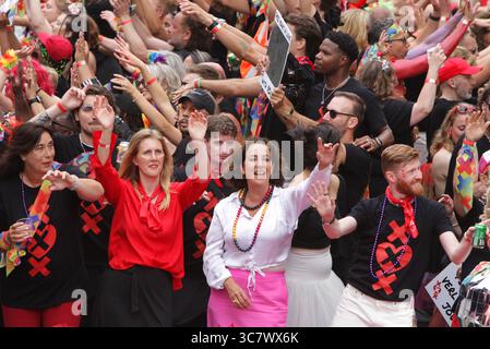 Amsterdam, pays-Bas. 02 août 2025. AMSTERDAM, PAYS-BAS - 2 AOÛT : fêtards on the Boat célèbre la Parade LGBTQIA sur le canal Prinsengracht avec le thème de cette année 'AMOUR' le 2 août 2025 à Amsterdam, pays-Bas. Des milliers de personnes du monde entier assistent à la fierté LGBTQIA annuelle et à la parade du canal où 80 bateaux avec des fêtards en costumes de fantaisie défilent dans la capitale néerlandaise du canal Prinsengracht à la rivière Amstel. (Paulo Amorim /Sipa USA) crédit : Sipa USA/Alamy Live News Banque D'Images