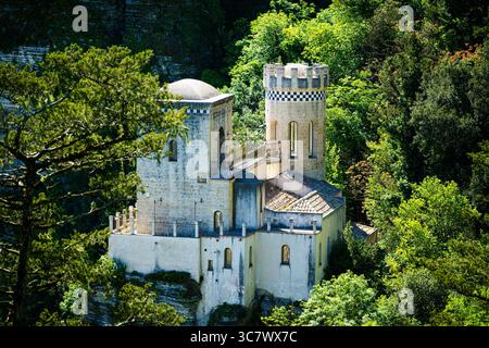 Erice, Sicile, Italie — 2 mai 2025. Château construit en 1870 sur le mont Erice dans la province de Trapani en Sicile, Italie Banque D'Images