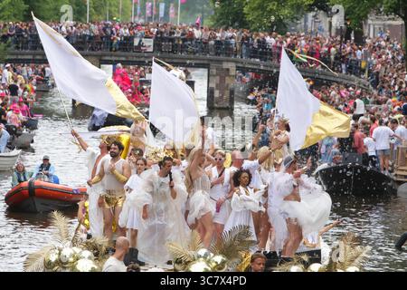 Amsterdam, pays-Bas. 02 août 2025. AMSTERDAM, PAYS-BAS - 2 AOÛT : fêtards on the Boat célèbre la Parade LGBTQIA sur le canal Prinsengracht avec le thème de cette année 'AMOUR' le 2 août 2025 à Amsterdam, pays-Bas. Des milliers de personnes du monde entier assistent à la fierté LGBTQIA annuelle et à la parade du canal où 80 bateaux avec des fêtards en costumes de fantaisie défilent dans la capitale néerlandaise du canal Prinsengracht à la rivière Amstel. (Paulo Amorim /Sipa USA) crédit : Sipa USA/Alamy Live News Banque D'Images