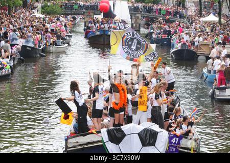 Amsterdam, pays-Bas. 02 août 2025. AMSTERDAM, PAYS-BAS - 2 AOÛT : fêtards on the Boat célèbre la Parade LGBTQIA sur le canal Prinsengracht avec le thème de cette année 'AMOUR' le 2 août 2025 à Amsterdam, pays-Bas. Des milliers de personnes du monde entier assistent à la fierté LGBTQIA annuelle et à la parade du canal où 80 bateaux avec des fêtards en costumes de fantaisie défilent dans la capitale néerlandaise du canal Prinsengracht à la rivière Amstel. (Paulo Amorim /Sipa USA) crédit : Sipa USA/Alamy Live News Banque D'Images