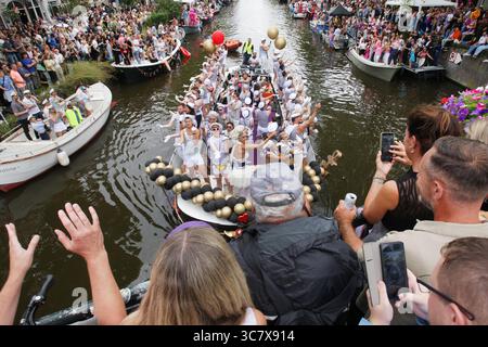 Amsterdam, pays-Bas. 02 août 2025. AMSTERDAM, PAYS-BAS - 2 AOÛT : fêtards on the Boat célèbre la Parade LGBTQIA sur le canal Prinsengracht avec le thème de cette année 'AMOUR' le 2 août 2025 à Amsterdam, pays-Bas. Des milliers de personnes du monde entier assistent à la fierté LGBTQIA annuelle et à la parade du canal où 80 bateaux avec des fêtards en costumes de fantaisie défilent dans la capitale néerlandaise du canal Prinsengracht à la rivière Amstel. (Paulo Amorim /Sipa USA) crédit : Sipa USA/Alamy Live News Banque D'Images