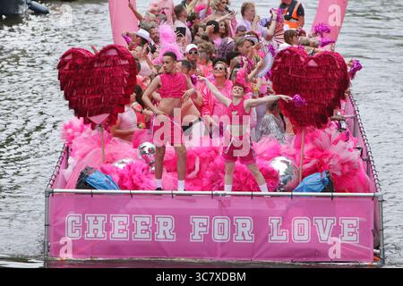 Amsterdam, pays-Bas. 02 août 2025. AMSTERDAM, PAYS-BAS - 2 AOÛT : fêtards on the Boat célèbre la Parade LGBTQIA sur le canal Prinsengracht avec le thème de cette année 'AMOUR' le 2 août 2025 à Amsterdam, pays-Bas. Des milliers de personnes du monde entier assistent à la fierté LGBTQIA annuelle et à la parade du canal où 80 bateaux avec des fêtards en costumes de fantaisie défilent dans la capitale néerlandaise du canal Prinsengracht à la rivière Amstel. (Paulo Amorim /Sipa USA) crédit : Sipa USA/Alamy Live News Banque D'Images