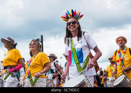 Brighton, East Sussex, Royaume-Uni. 2 août 2025. Brighton, Royaume-Uni. 02 août 2025. Brighton Pride Parade à Brighon, Royaume-Uni, le 2 août 2025. Brighton sort en couleur pour le Brighton & Hove LGBTQ+ Parade. Crédit : Francesca Moore/Alamy Live News crédit : Francesca Moore/Alamy Live News Banque D'Images