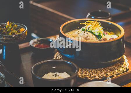 Perilla Seed Samgyetang soupe de poulet bio dans un pot en pierre Banque D'Images
