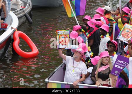 Amsterdam, pays-Bas. 02 août 2025. AMSTERDAM, PAYS-BAS - 2 AOÛT : fêtards on the Boat célèbre la Parade LGBTQIA sur le canal Prinsengracht avec le thème de cette année 'AMOUR' le 2 août 2025 à Amsterdam, pays-Bas. Des milliers de personnes du monde entier assistent à la fierté LGBTQIA annuelle et à la parade du canal où 80 bateaux avec des fêtards en costumes de fantaisie défilent dans la capitale néerlandaise du canal Prinsengracht à la rivière Amstel. (Paulo Amorim /Sipa USA) crédit : Sipa USA/Alamy Live News Banque D'Images